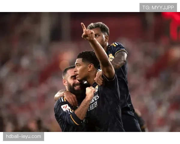 拜仁球迷热情似火，球队新赛季誓师大会展现强大支持力度