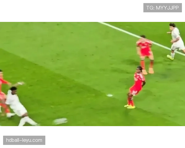 德容vs楚阿梅尼:防守覆盖与位置感的深层对比 德容vs楚阿梅尼:防守覆盖与位置感的深层对比