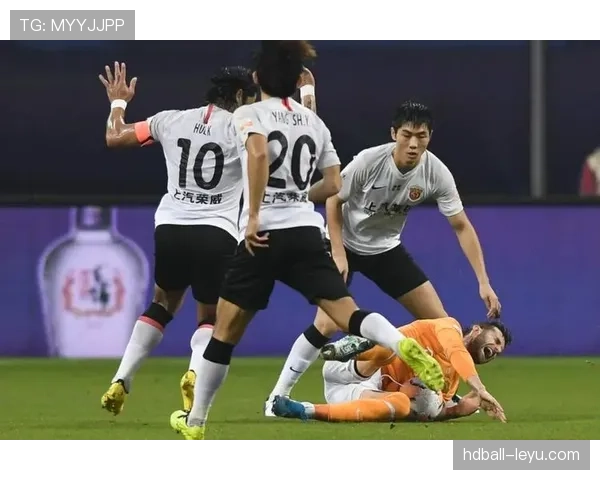 点球假动作规则解析：裁判如何判断是否违规踩线或停顿